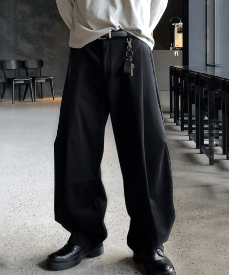 wide curved balloon silhouette trousers in black　NL2138