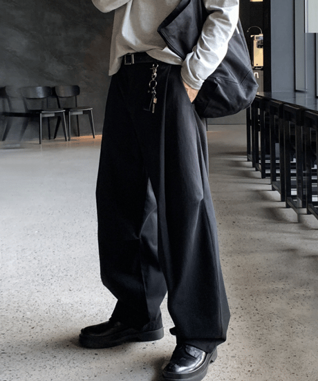 wide curved balloon silhouette trousers in black　NL2138