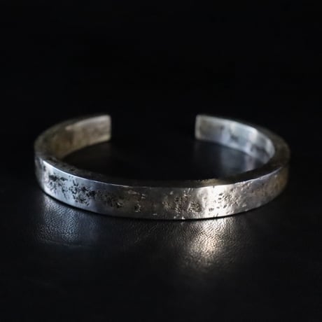 STRAIGHT BANGLE MID