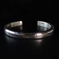 ROUND BANGLE MID