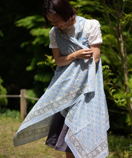 A75 XL 大判ストール付き くすみブルー インド綿 ワンピ ブロックプリント Laddu