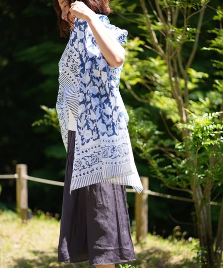 インド綿ブロックプリントアームホール付き大判ストール Fuwari(フワリ) 　インディゴと白花