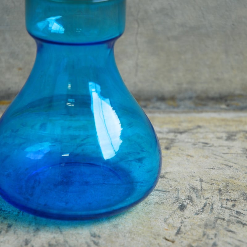 ブルーのガラスフラワーベース | 8blanks