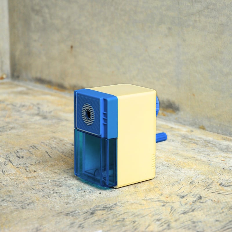 レトロカラーの手動式鉛筆削り | 8blanks