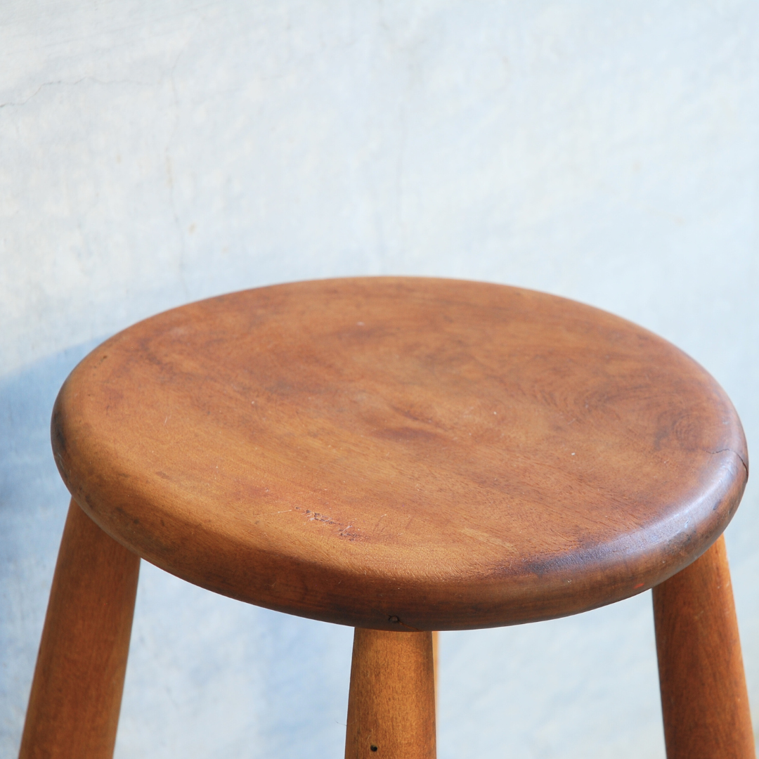 ラウンドフォルム 木製スツール | 8blanks