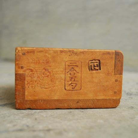 刻印入りの古い木升(M)　〈50A〉