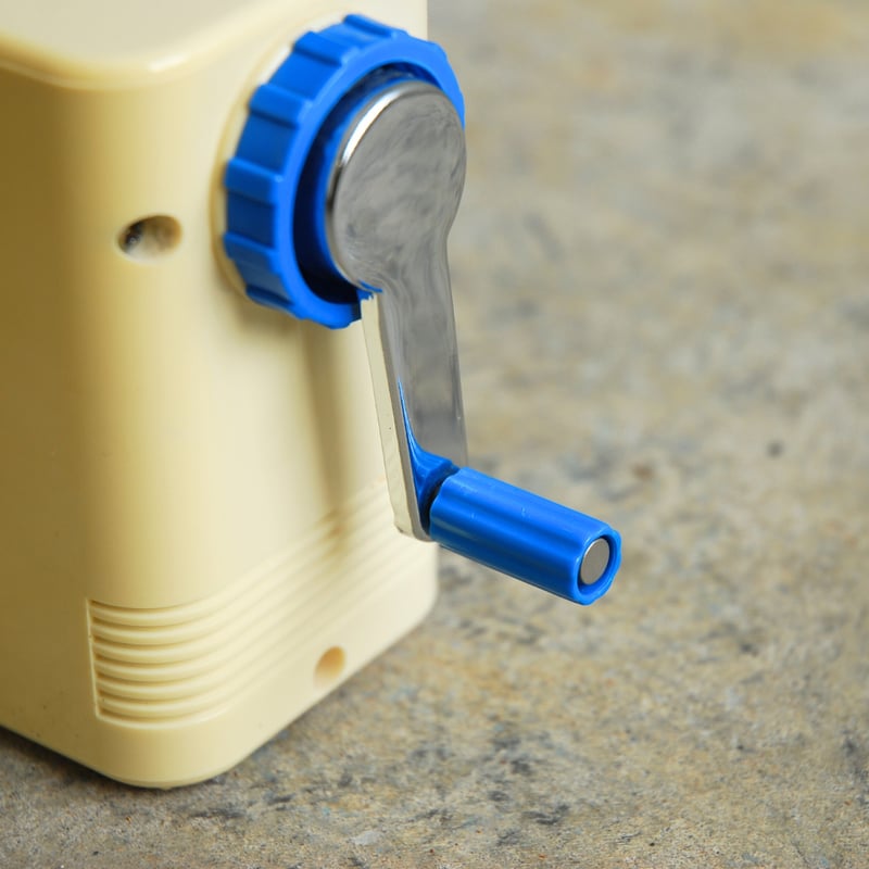 レトロカラーの手動式鉛筆削り | 8blanks