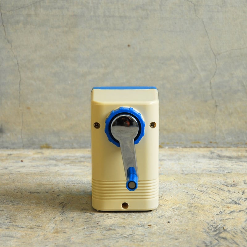 レトロカラーの手動式鉛筆削り | 8blanks