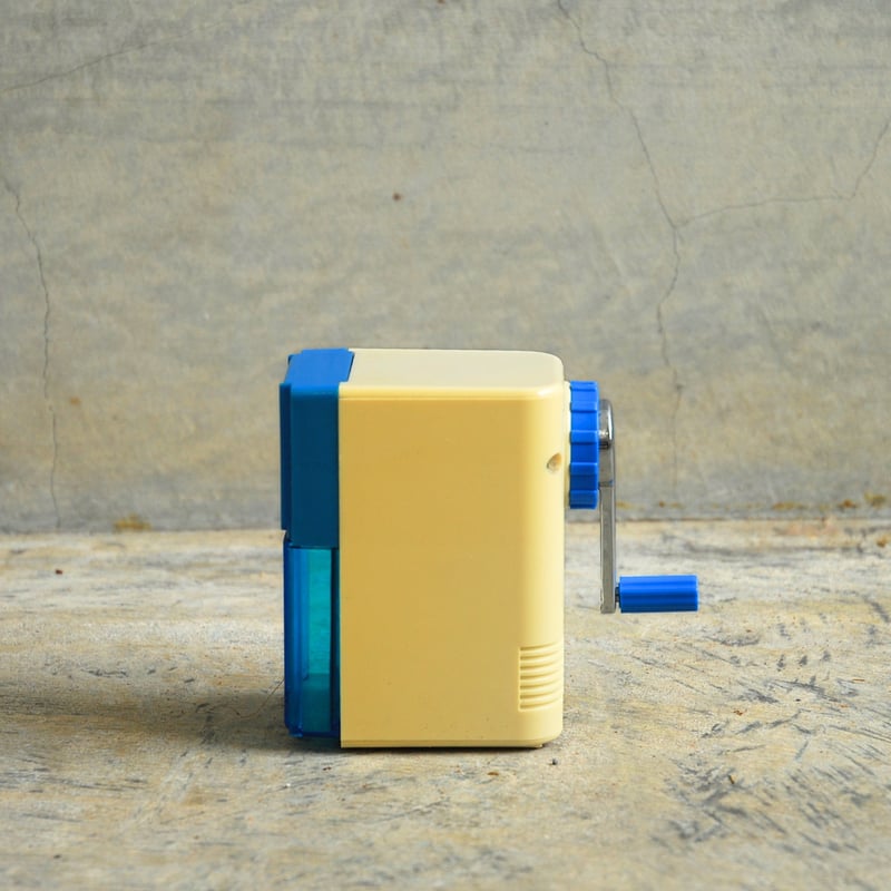 レトロカラーの手動式鉛筆削り | 8blanks