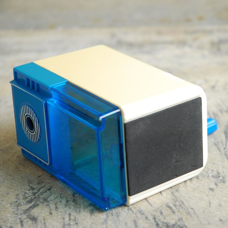 レトロカラーの手動式鉛筆削り | 8blanks