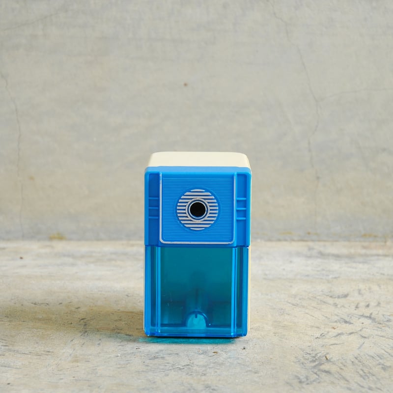 レトロカラーの手動式鉛筆削り | 8blanks