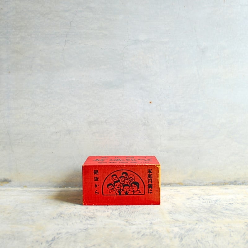 レトロな赤い薬箱 | 8blanks