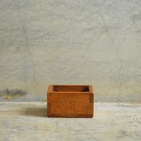 刻印入りの古い木升(M)　〈50A〉