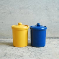 レトロカラーの蓋付きキャニスター（黄色／青）〈100A〉