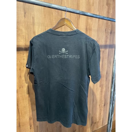 【OVER THE STRiPES】 安全ピンスカル プリントTシャツ ブラック