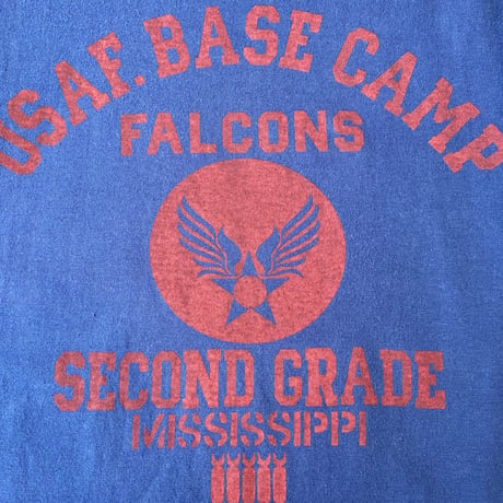 【SUN HERITAGE XL】USAF.BASE CAMP ミリタリー プリント Tシャツ カレッジ 青/赤 ビンテージ風 アメカジ