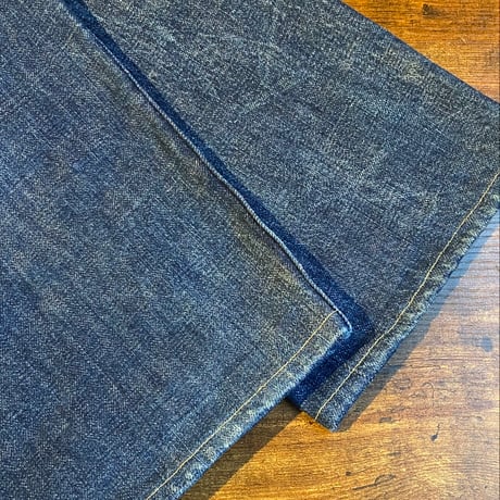 【Levi's VINTAGE CLOTHING 702-XX】 シンチバック・ボタンフライ 濃紺ヴィンテージ加工デニムパンツ