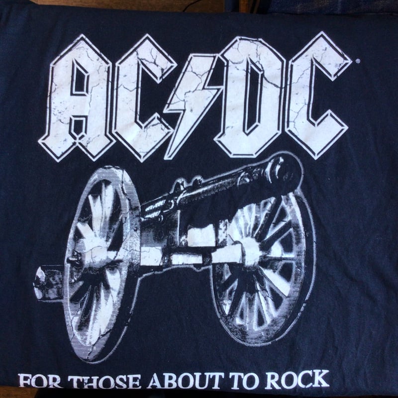 公式・23年製【AC/DC】 エーシーディーシー 悪魔の招待状 大砲 バンドT