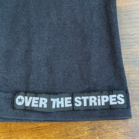 【OVER THE STRiPES】 安全ピンスカル プリントTシャツ ブラック