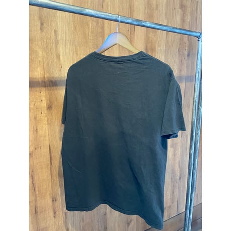 【怪獣8号】 日比野カフカ "KAFKA" ビッグロゴ グラフィックTシャツ ブラック L