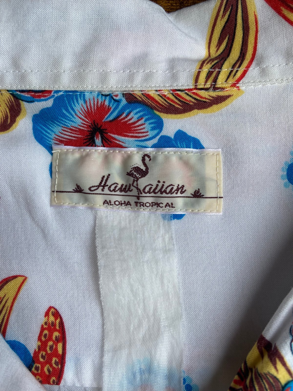 Hawaiian ALOHA TROPICAL】極彩色ハイビスカス柄 ココナッツボタン 半袖