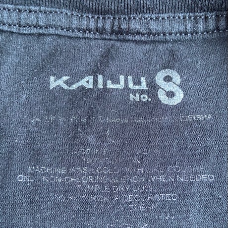【怪獣8号】 日比野カフカ "KAFKA" ビッグロゴ グラフィックTシャツ ブラック L