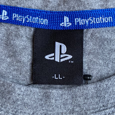 【PlayStation】 公式 ロゴ Tシャツ LL グレー 織りネーム付き ゲームTシャツ