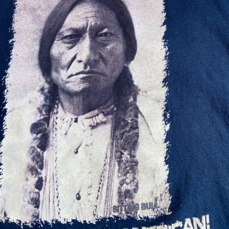 00s 【GILDAN】 SITTING BULL ネイティブアメリカン メッセージプリント Tシャツ ネイビー L ラコタ族