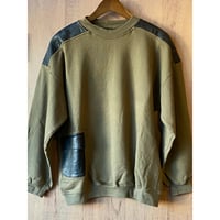 【ESSENTIALS】本革パッチ付き スウェットシャツ L オリーブドラブ ウルグアイ製