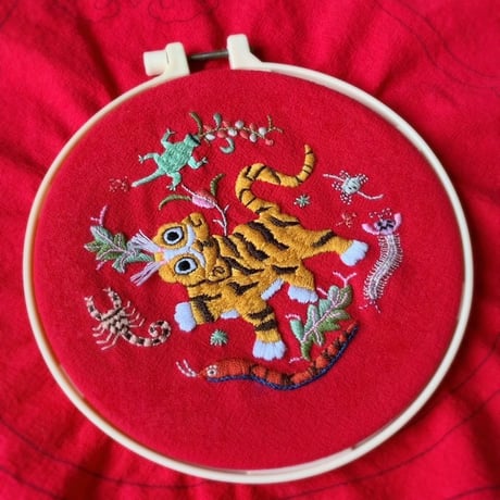 老虎刺繍のクッションカバー