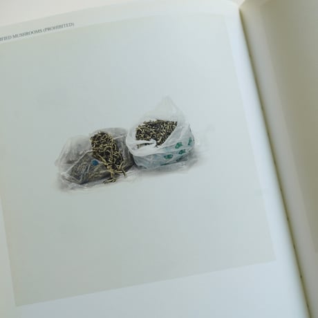 TARYN SIMON - CONTRABAND (2010) 古書