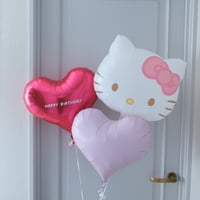 浮かせてお届け｜キティ ハートバルーンパフェ｜バルーンギフト・誕生日バルーン・ヘリウムバルーン