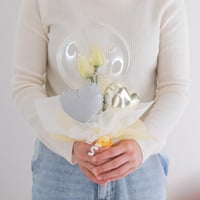 名入れクリアバルーン　イエローチューリップ｜アーティシャルフラワー入り