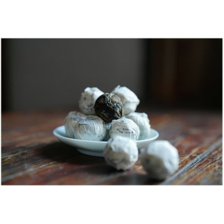 古樹白茶（龍珠）　３珠（約７ｇ／珠ｘ３珠）袋入り