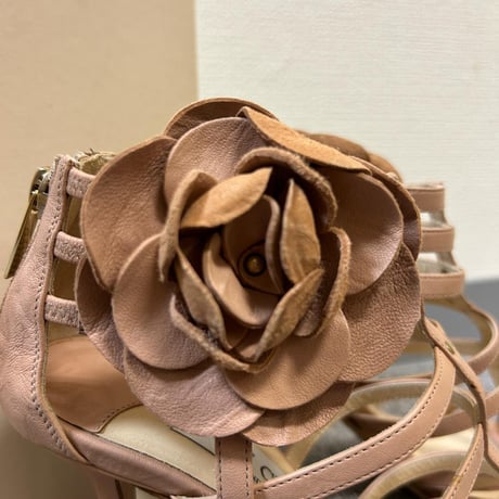 ジミーチュウ　JIMMY CHOO ベージュ フラワーサンダル