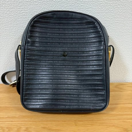 VALENTINO 黒 レザー ショルダーバッグ ロゴ型押し イタリアブランド