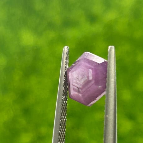 薔薇のカットのルビー
