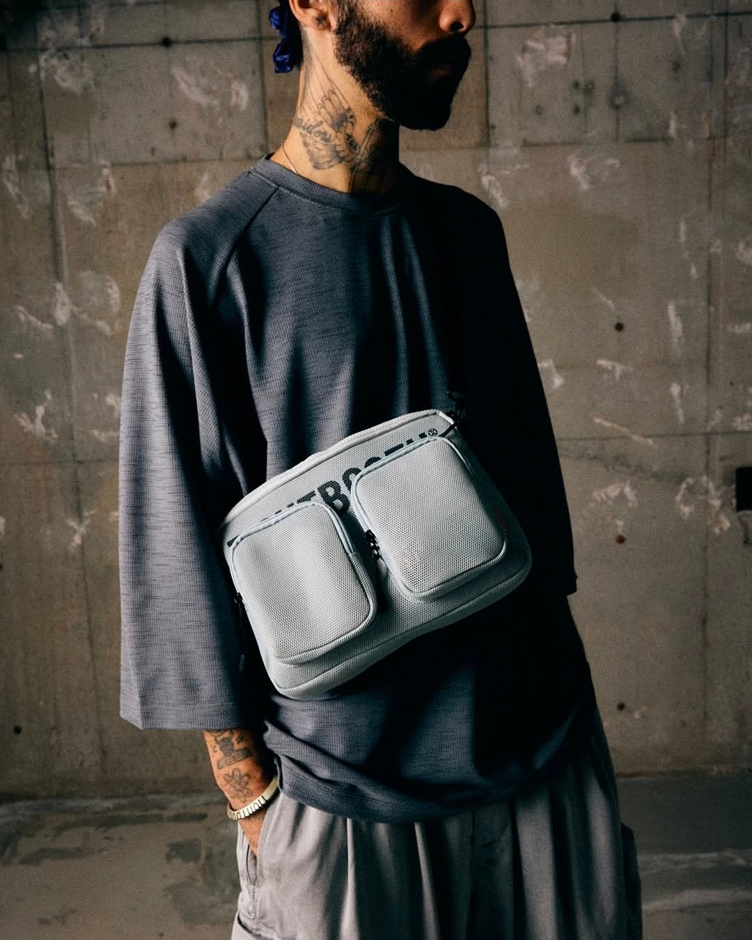 𝐓𝐈𝐆𝐇𝐓𝐁𝐎𝐎𝐓𝐇 | TBPR / LOGO MESH SACOCHE | Black |