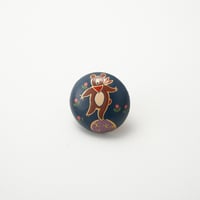 白岩有美：漆絵ピンブローチ　クマ