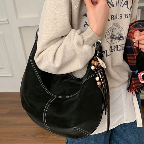 Soft Curve Shoulder Bag｜チャーム付きソフトカーブショルダーバッグ（3color）　 HH1003