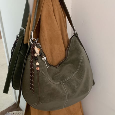 Soft Curve Shoulder Bag｜チャーム付きソフトカーブショルダーバッグ（3color）　 HH1003