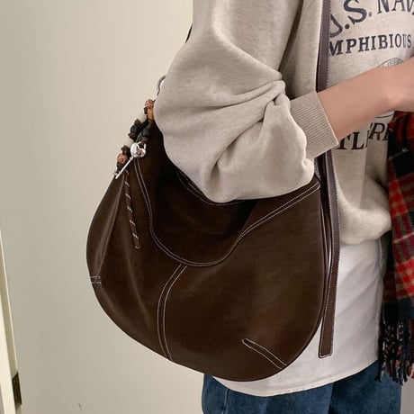 Soft Curve Shoulder Bag｜チャーム付きソフトカーブショルダーバッグ（3color）　 HH1003