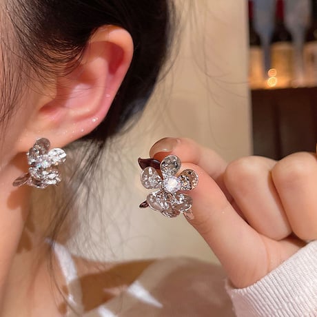 Crystal Flower Stud Earrings｜クリスタルフラワースタッドピアス（2color）　HI1012