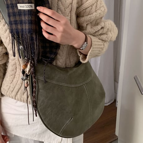 Soft Curve Shoulder Bag｜チャーム付きソフトカーブショルダーバッグ（3color）　 HH1003