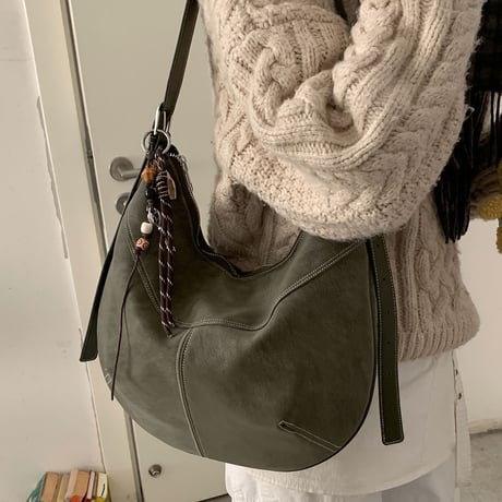 Soft Curve Shoulder Bag｜チャーム付きソフトカーブショルダーバッグ（3color）　 HH1003
