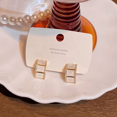 Geometric Mother-of-Pearl Stud Earrings｜マザーオブパールスタッドピアス　HI1000
