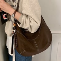 Soft Curve Shoulder Bag｜チャーム付きソフトカーブショルダーバッグ（3color）　 HH1003