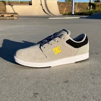 DC SHOES　クライシス2　グレー/ブラック/イエロー（スウェード）子供用スケートシューズ