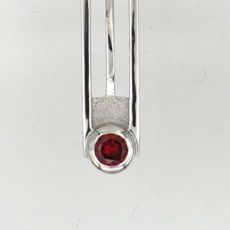 ピアス＜オンザライン＞２cm◆ガーネット