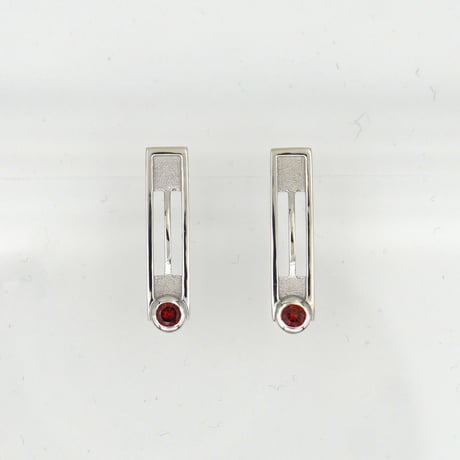 ピアス＜オンザライン＞２cm◆ガーネット